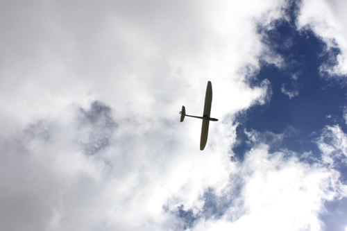 大空を舞うラジコン飛行機