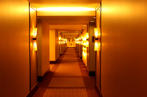 廊下も間接照明でいい雰囲気