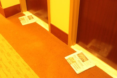 朝は各部屋に新聞が配られます