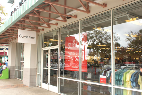 カルバン・クラインは店内全品50%オフ
