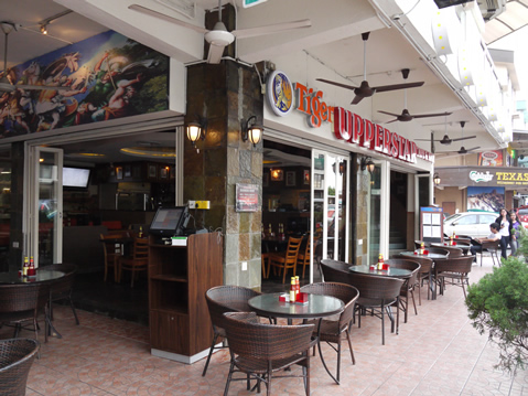 ウォーターフロント近くのバー