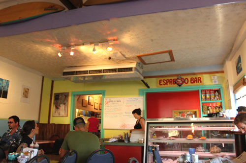 地元の人でいっぱいの店内