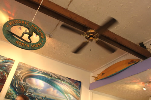 内装はサーフィン一色