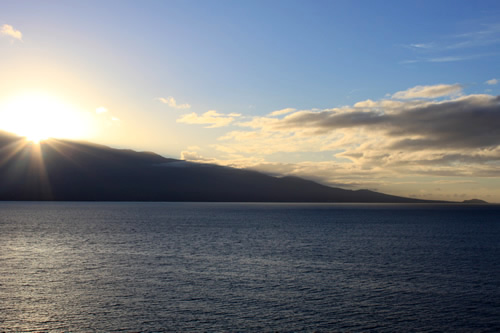 カホオラヴェ島から日が昇り始めました