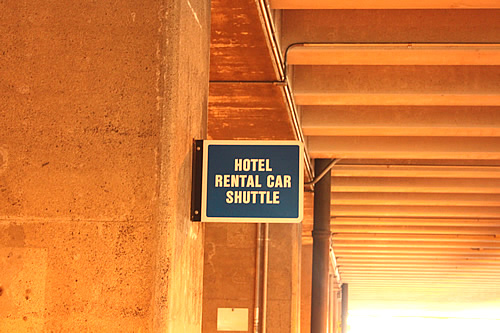 レンタカーシャトルの案内表示