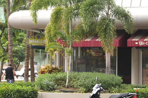 道を挟んでホエラーズ・ジェネラル・ストア