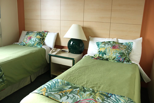 スーツケースを全開にするのは無理な広さ.