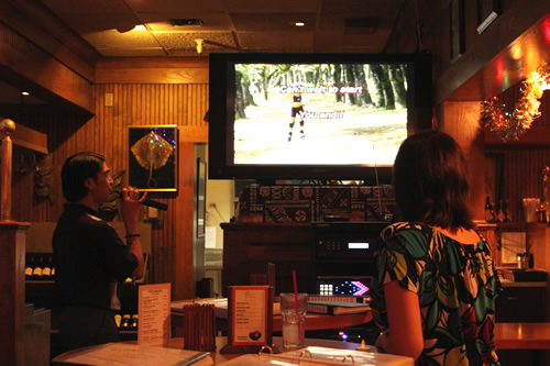 夜はなぜか…バーの従業員と盛り上がりました