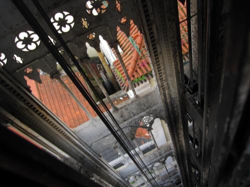 エレベーター内部