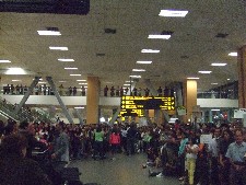 リマ空港は人がいっぱい