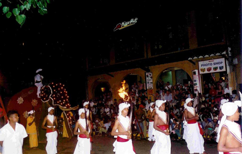 スリランカ ぺラヘラ祭り