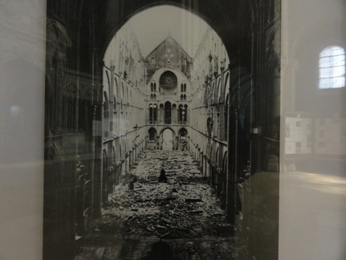 爆撃で屋根の落ちたレミ聖堂