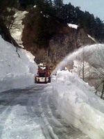 白山スーパー林道は除雪中！