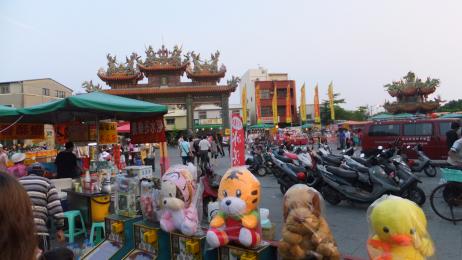 天后宮の前は屋台で賑わう