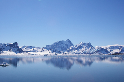 北極圏のフィヨルド風景