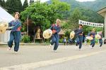 村に伝わる民謡の踊りを