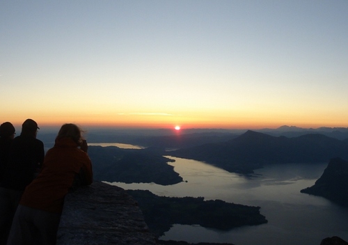 エーゼル峰から朝日を見る人人