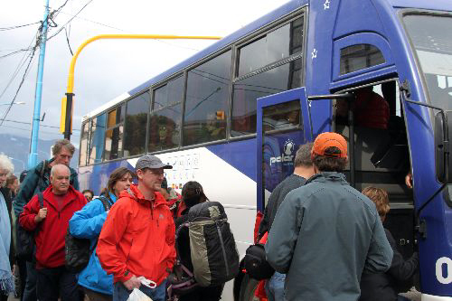 レストラン前に到着したバスに乗車