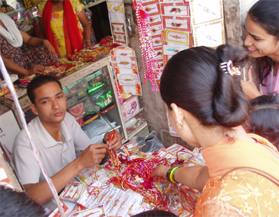 ジャナイプルニマ 手首に巻く紐を買い求め