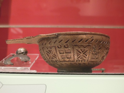 城壁の描かれたローマ兵のカップ