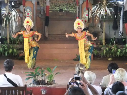 民族舞踊バロンダンス