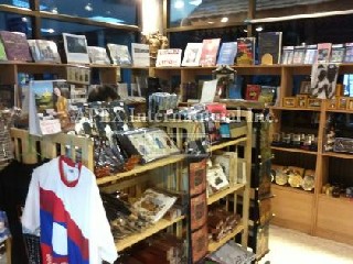 ルアンババン空港のお土産店「マキシムズ