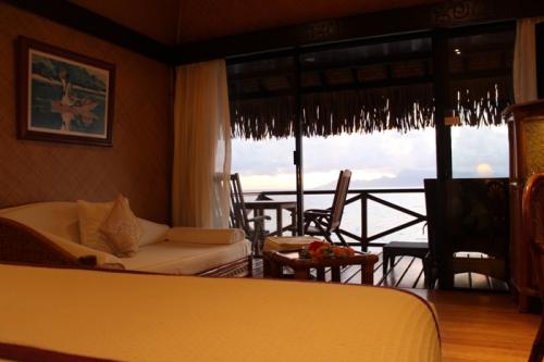 水上バンガロー客室内