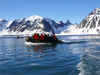 ソディアックボートで氷河に接近