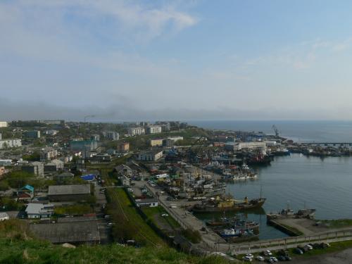 展望台よりコルサコフ港