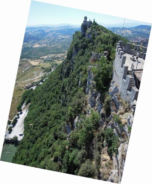 グアイタの塔からチェスタの塔を見る