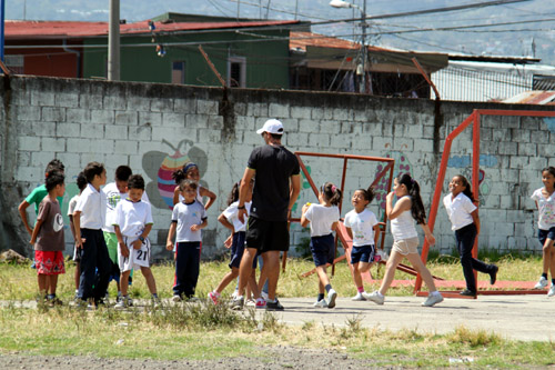 コスタリカ 小学校 体育の授業風景