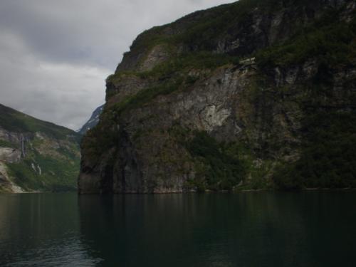 傾斜地に建てられた農場