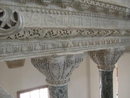 柱頭部とギリシャ文字