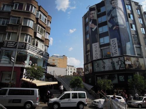 街にうもれている旧聖堂