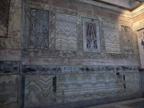 本堂の壁の大理石模様