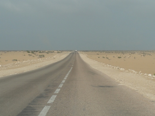 砂漠の中の一本道
