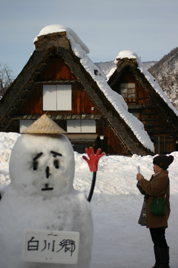 毎年近所の方が雪像をつくってくれます感謝