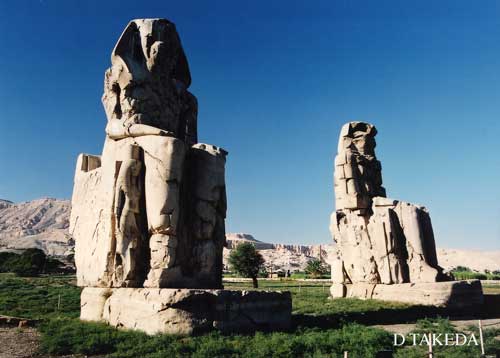 メムノン巨像