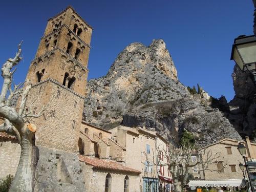 旧市街中心部、ロマネスクの塔