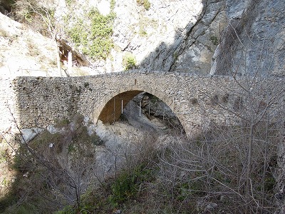 N.D.du.Beauboirへの古い橋