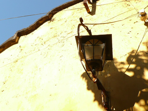 ホイアン　黄色い壁とランプの影