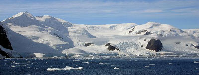 雪と氷に覆われた南極の島