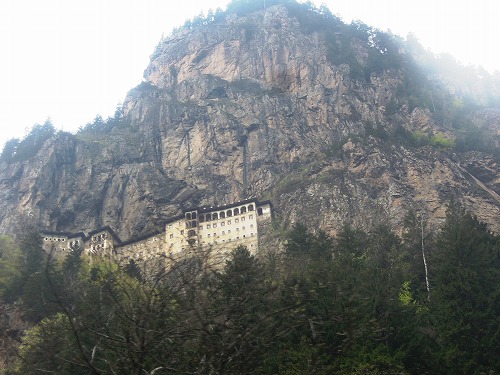 見上げる修道院