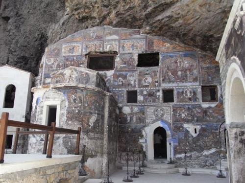 外壁もフレスコで埋められている