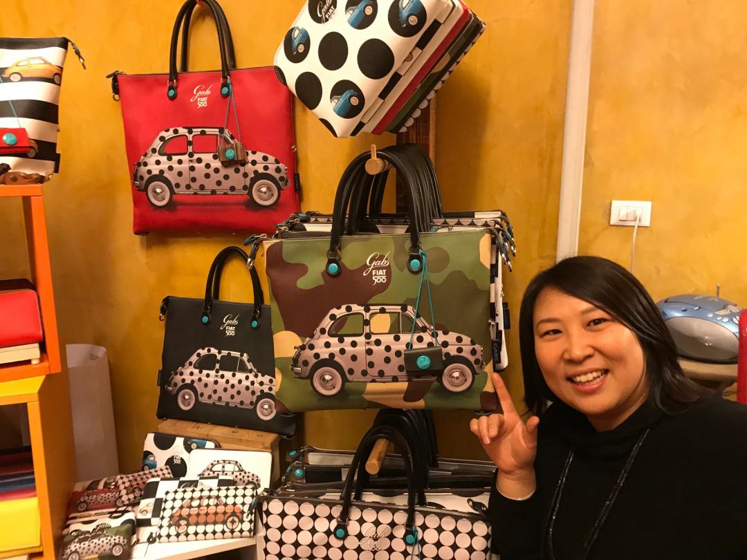 イタリアでショッピング 別注】BROOKLYN MUSEUM シュリンクレザー ミニスナップ