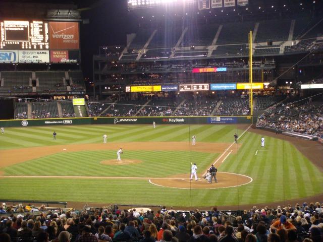 セーフコ フィールド-グラウンドが近く感じられる観客席。