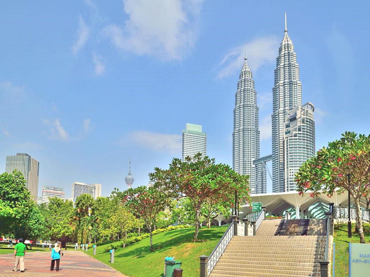 ペトロナス ツイン タワー-アシャキリンモスク越しに見たツインタワー