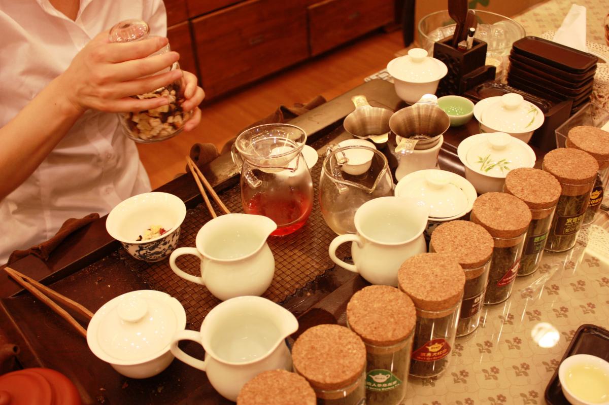 天山茶城-お茶を試飲させてくれるお店も多い