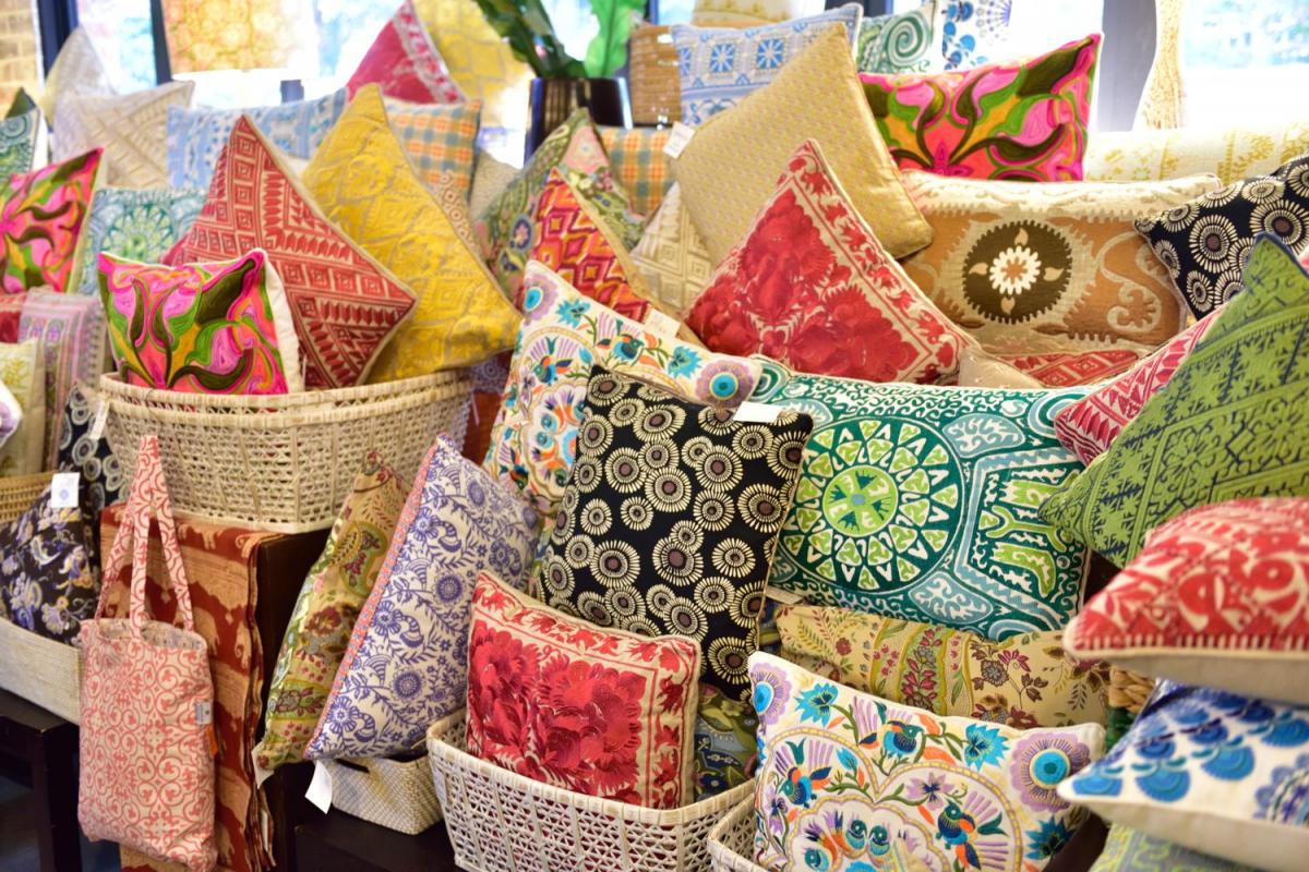 ピーター ホー-色もデザインもさまざまなクッション