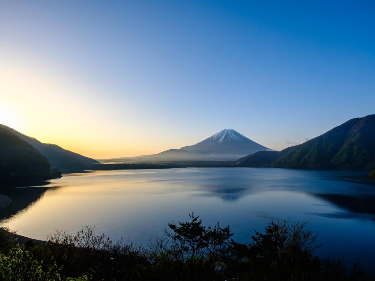 本栖湖と富士山